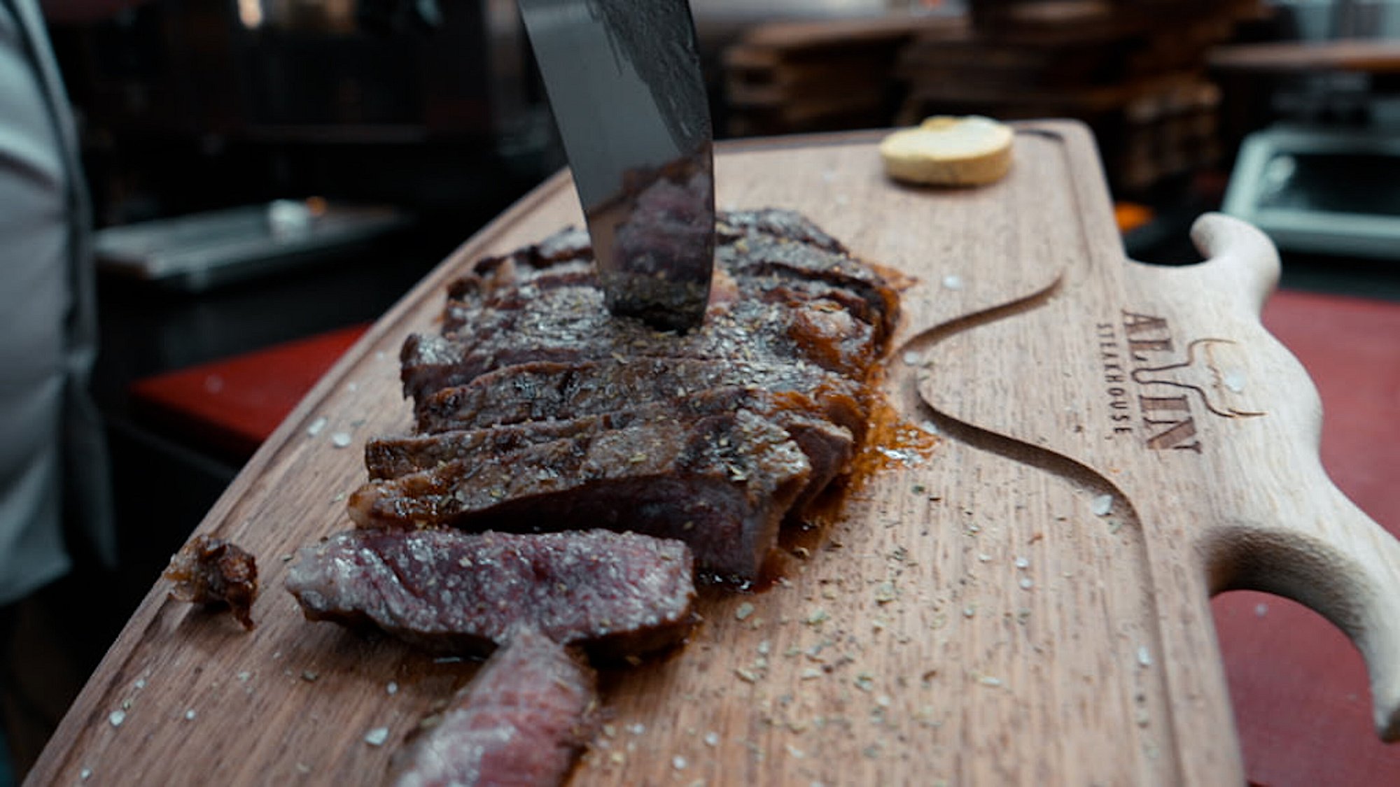 Trocken gereiftes Fleisch im Reifeschrank