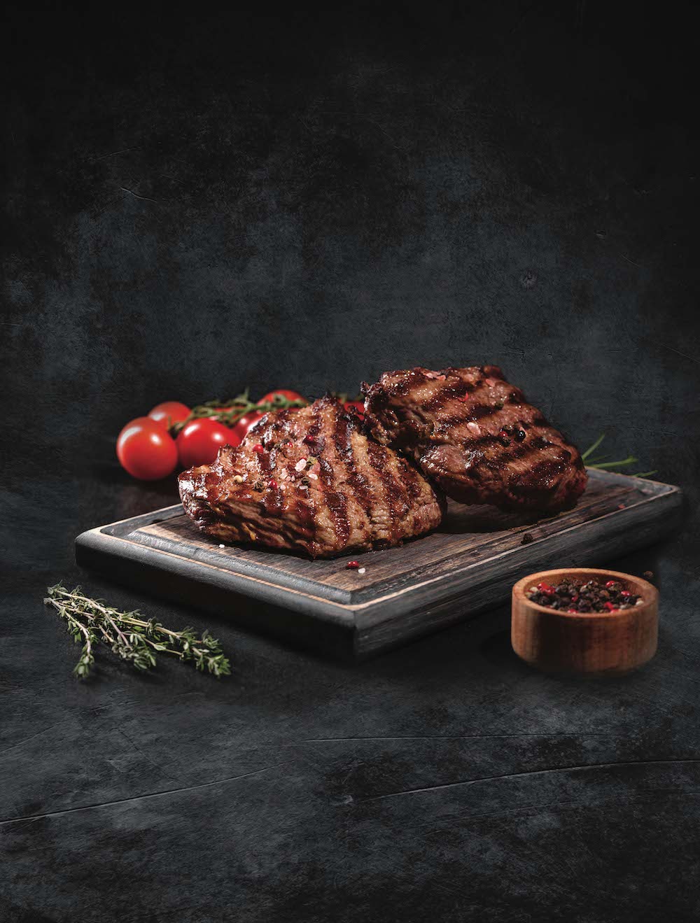 Rinderfilet auf Holzbrett, scharf angebraten